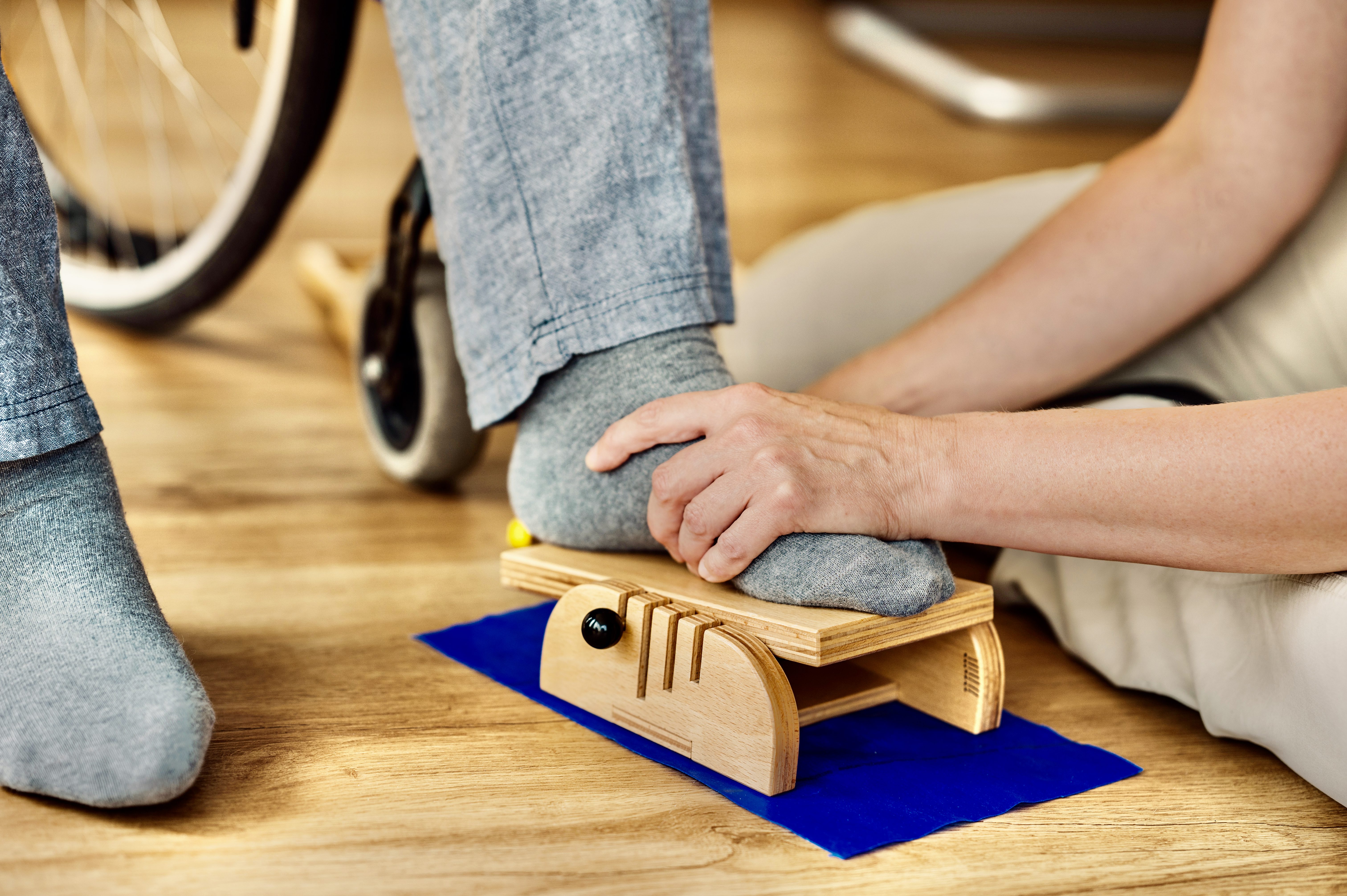 Ergotherapeut behandelt Klienten im Therapienetz Reisinger nach Schlaganfall